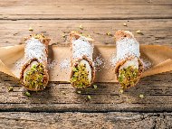 Каноли – традиционен италиански десерт с пълнеж с крем от рикота и шам-фъстък